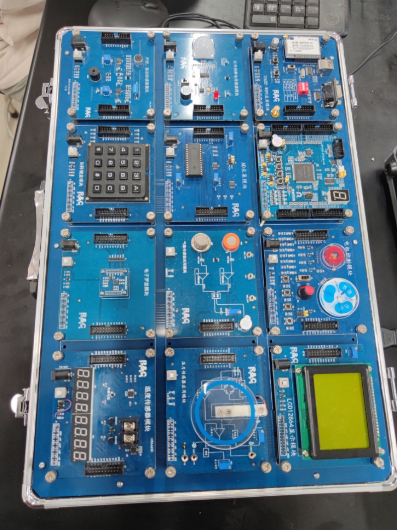 4人抢答器可加减分数Verilog代码Q